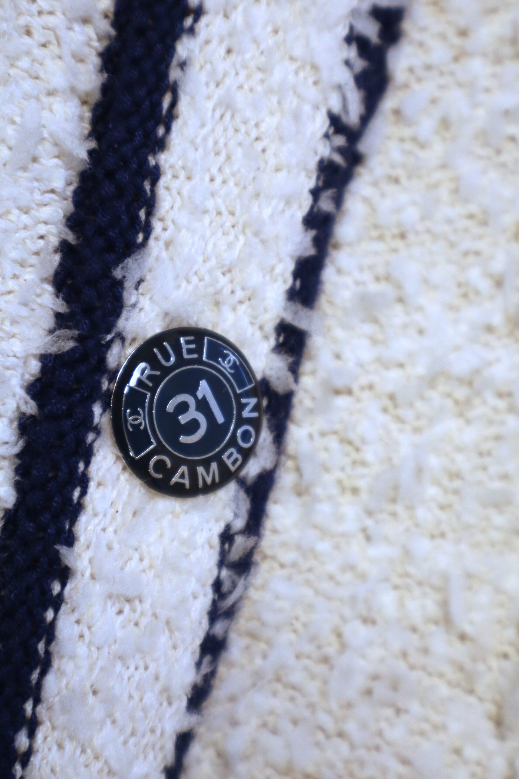 Chanel - Elegant Luxe-Knit Statement Cardigan Size 40 - Image 4
